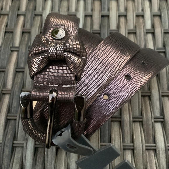 KENNETH COLE REACTION Metallic Snakeskin Print Pewter Belt - Picture 2 of 9